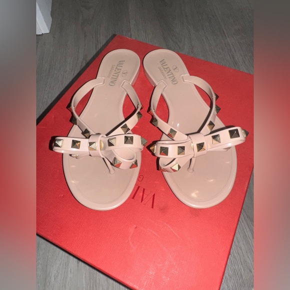 Valentino Garavani Rockstud Rubber Sandals - POUDRE/NUDE Size: 6 - Picture 3 of 4